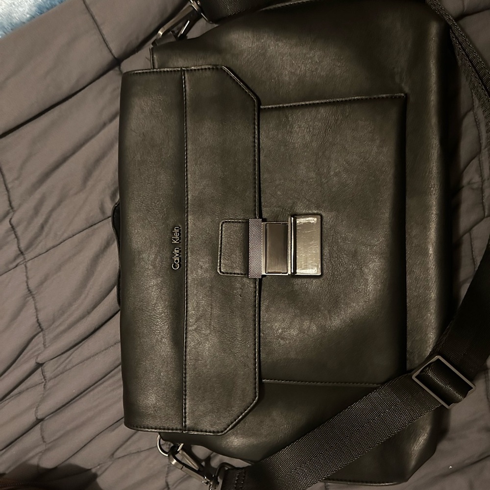 Calvin Klein Black Messenger Bag with Sleek Design